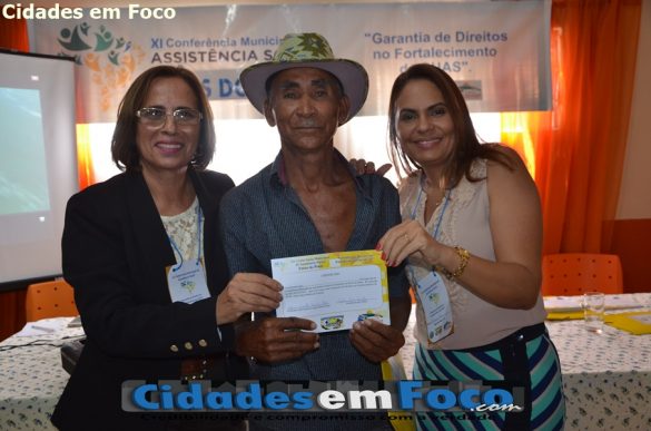Primeira dama Pretinha entrega certificado a participante do evento