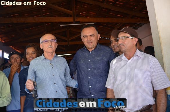 Prefeito Raimundo Júlio e vice-prefeito Jeso Dias entregam chaves do veículo em Queimada Nova