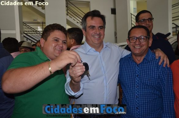 Prefeito Tairo recebe chaves do veículo das mãos do senador Ciro Nogueira!