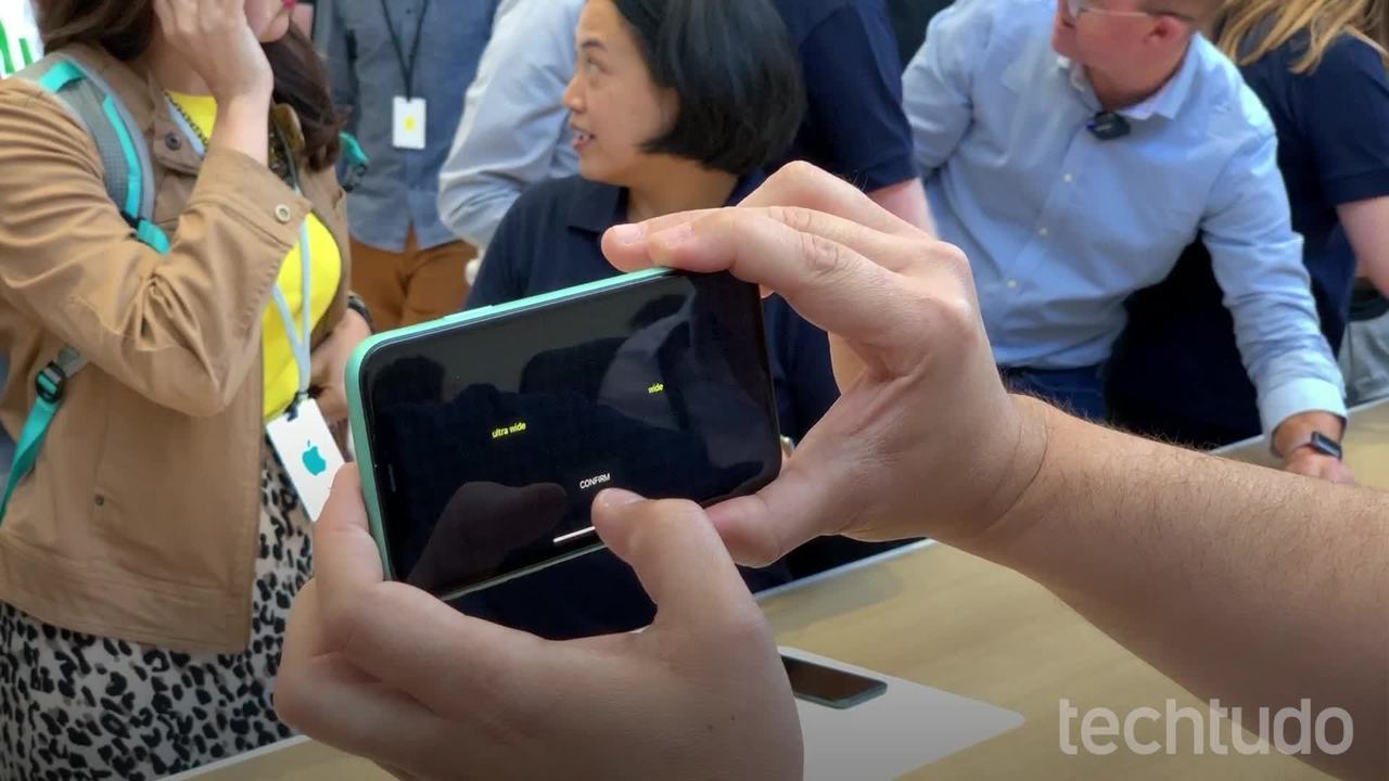 Telefone Celular Em Fundo Amarelo Com Campo De Futebol Na Tela 3d